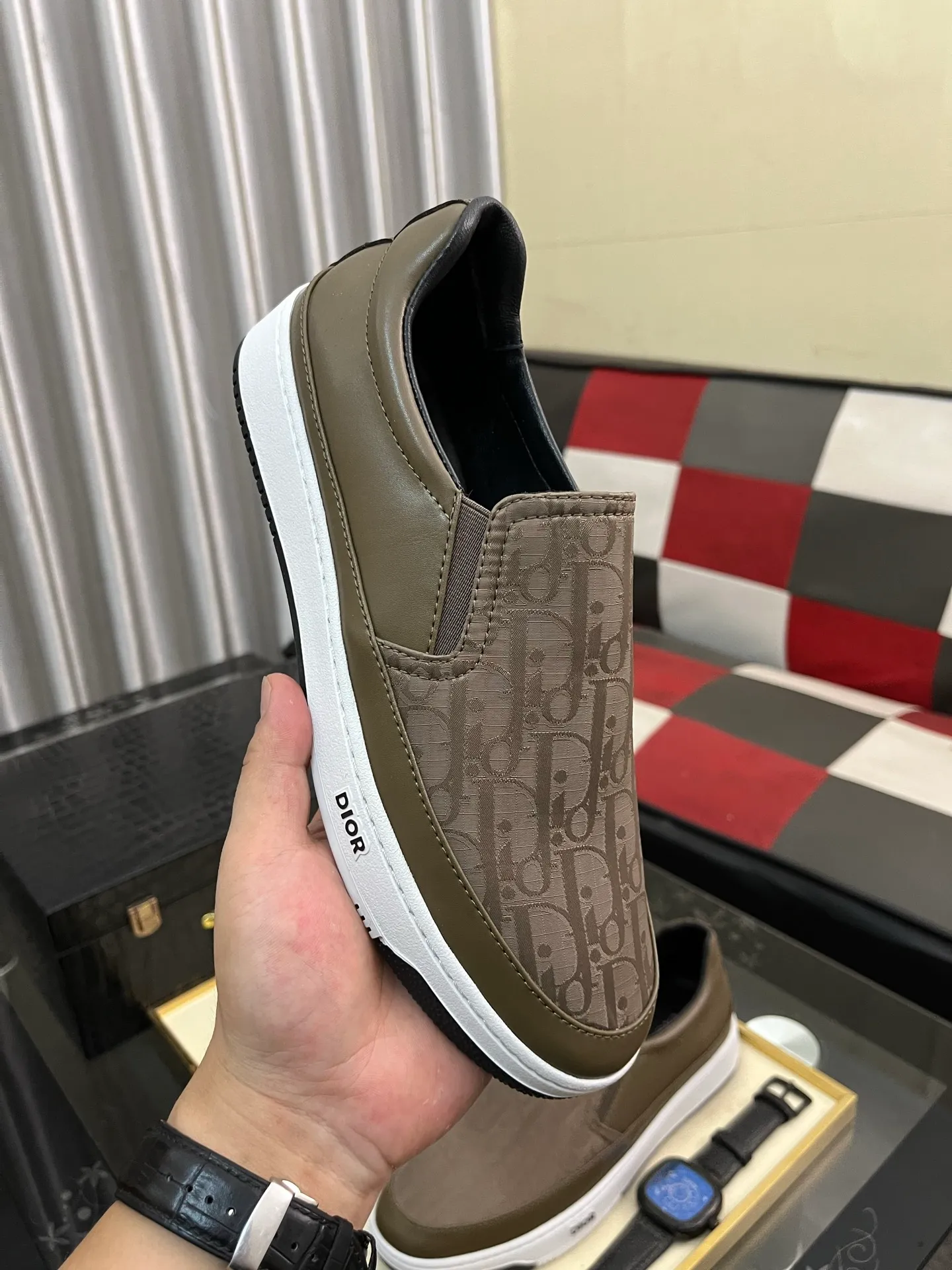 Men's men's shoes 💰420⌚️⌚️Dior unique modern style sneakers. Counter purchasing 🏃casual leather shoes😍😍 original cowhide leather imported from Italy (refuses to discolor and grind feet) soles: original soles specially provided by the original factory, super cool😍 lace up and walk with wind👍 style design ⚠️ super comfortable and wear-resistant original soles. Code number: 38-444️⃣Colors available